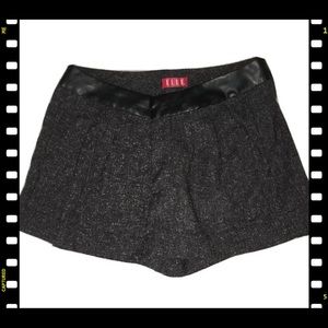 ELLE SHORTS. SIZE 4. ALMOST NEW.